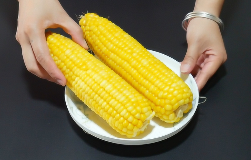 玉米要煮多长时间才熟（教你如何正确煮玉米，避免烤糊或过熟）