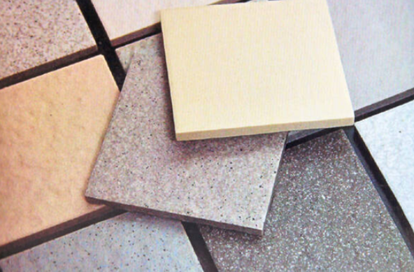 客厅用通体砖和抛釉砖哪个好（客厅装修，通体砖和抛釉砖如何选择）