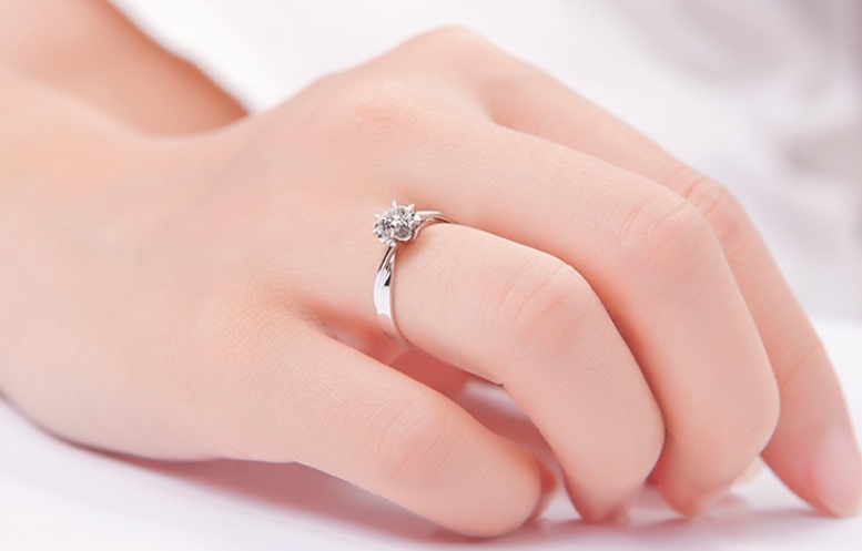 女人戒指正确戴法(时尚指南：佩戴戒指的正确方式与含义)
