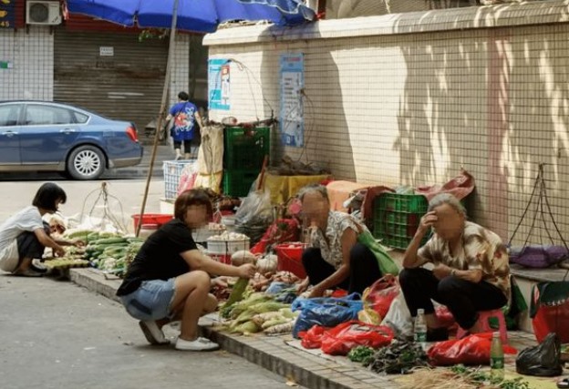 摆摊卖什么赚钱成本又低(推荐：低成本高回报的摆摊商品)