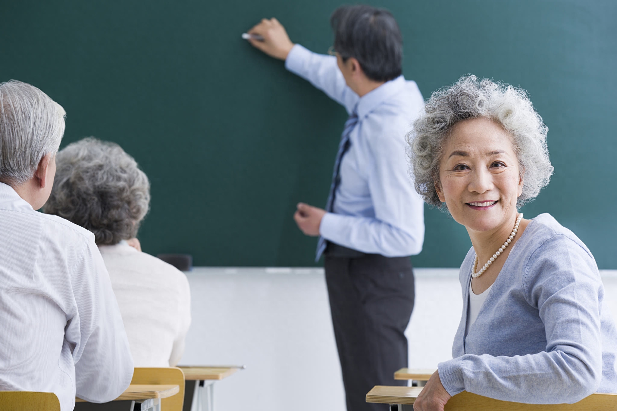 女人头顶白发多是缺啥（女生白头发增多或是由于体内缺乏这3种营养）