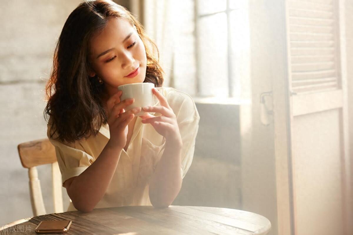 内心严重缺爱的女孩表现（长期缺爱的女人，所具备的三个特征）