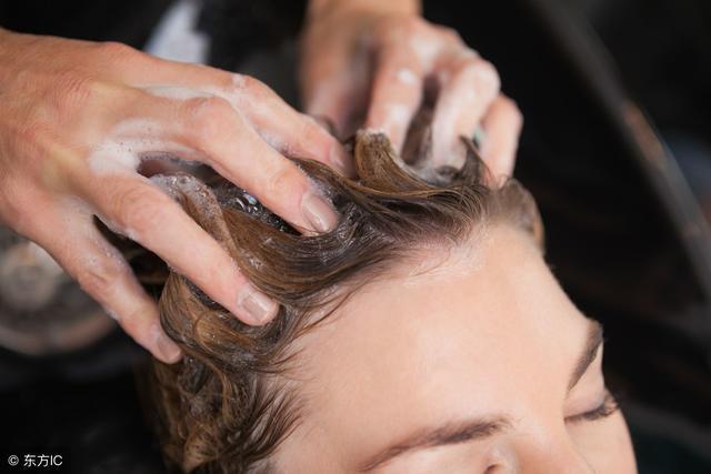 女性一般洗头最佳时间(科学护发：揭秘女性理想洗头时间)