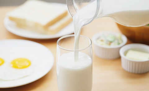 胃痛可以喝牛奶吗（探讨胃痛时喝牛奶的效果和注意事项）