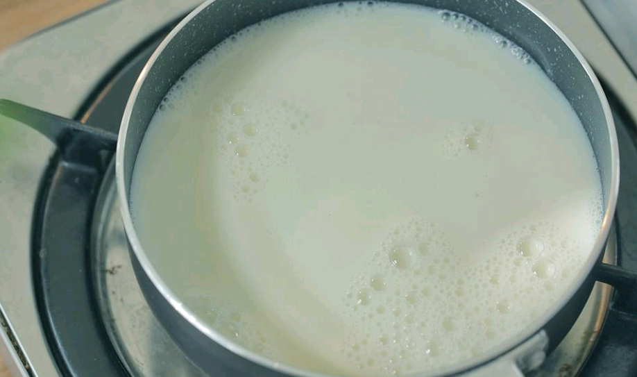 纯牛奶可以煮沸了喝吗（盒装纯牛奶可以煮沸了喝吗）
