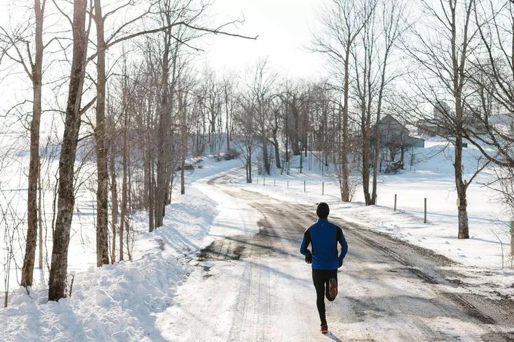 冬季跑步最合适的服装（指导你在冬天进行跑步时的着装选择）
