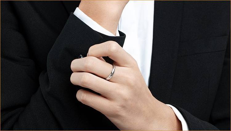 男生戴戒指穿戴指南（介绍男士佩戴戒指的合适方式和风格选择）