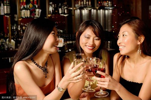 女人喝酒无非就三个原因（揭示女人喝酒的常见原因和心理动机）