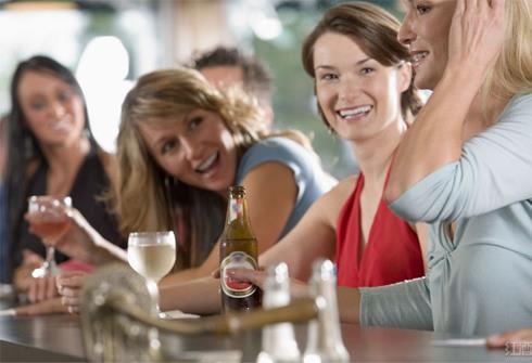 女人喝酒的三个原因 (分析女性喝酒的主要原因)