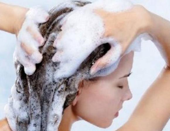 清水洗头发可以防止脱发吗（揭秘清水洗头发对脱发的影响）