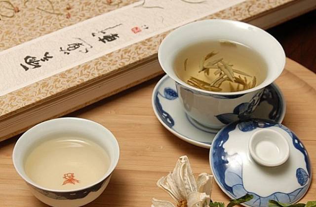 女人喝白茶有什么好处（详细介绍女性喝白茶的益处和功效）